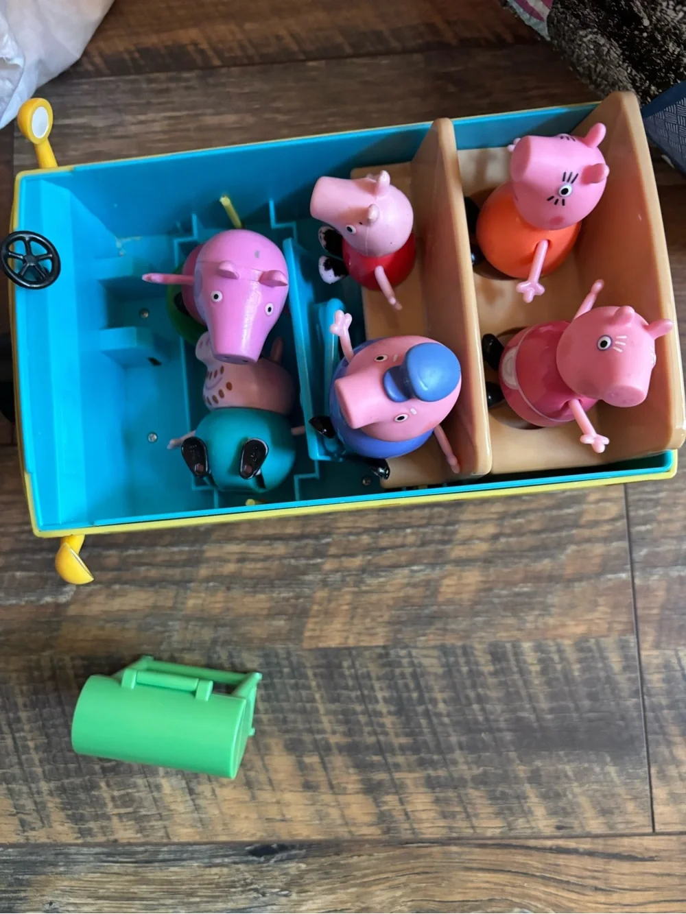 Peppa pig van + figures